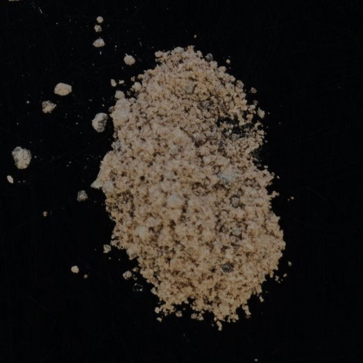 Heroin Pulver, komplex zusammengesetzt, extrem hoher Diamorphin-Gehalt und hoher Noscapin-Gehalt, verunreinigt mit unlöslichen Bestandteilen, 25.03.2025 (Berlin)